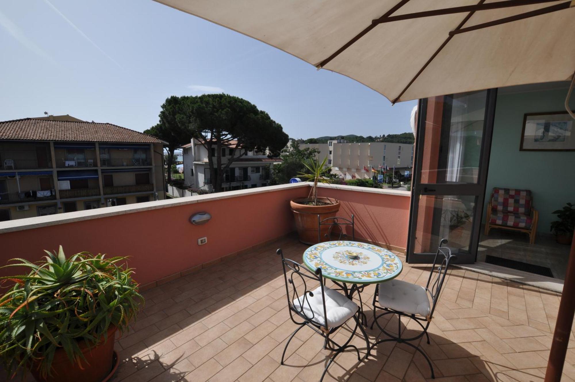 Hotel Mistral Marina di Campo Exterior photo