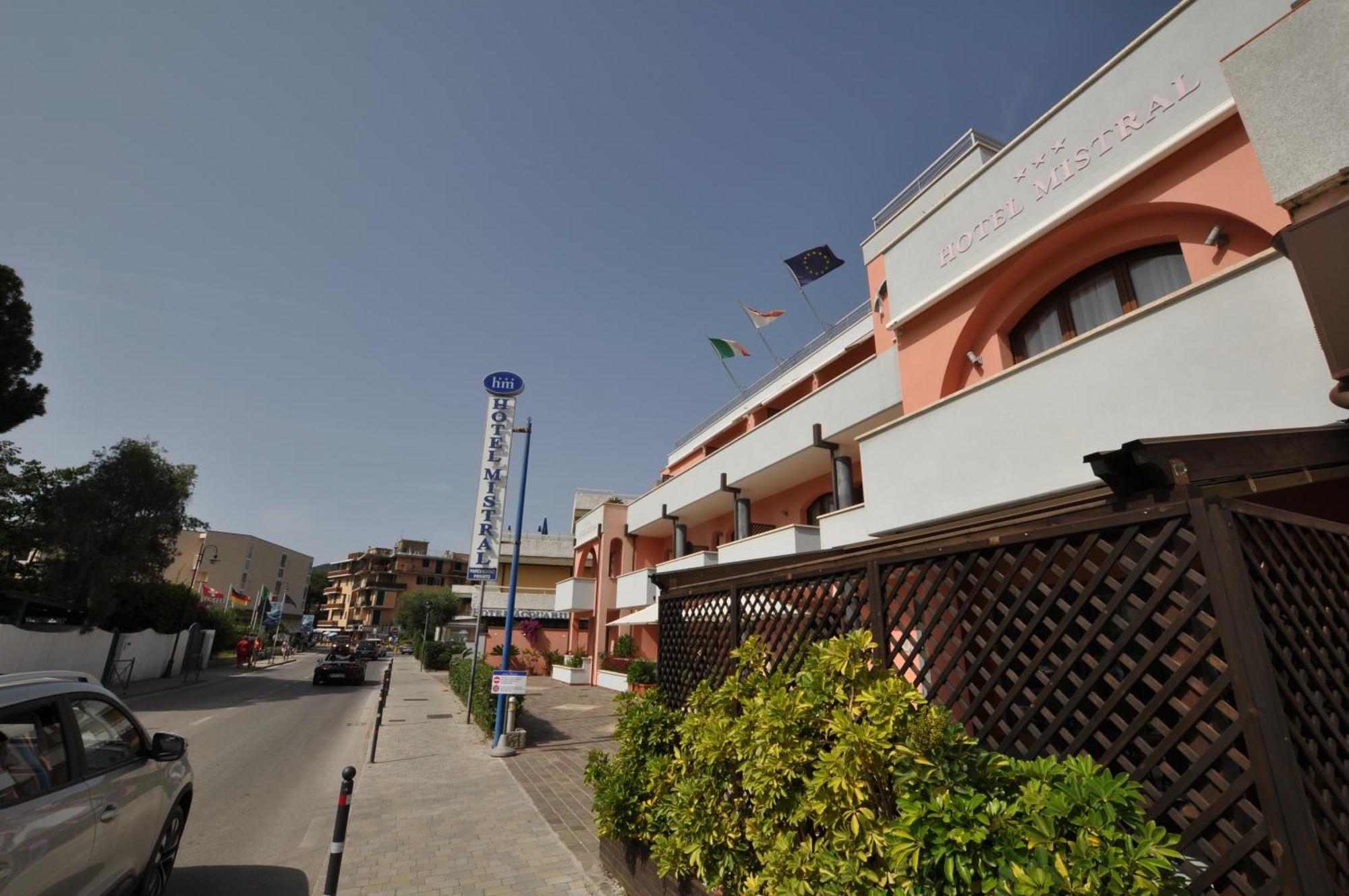 Hotel Mistral Marina di Campo Exterior photo