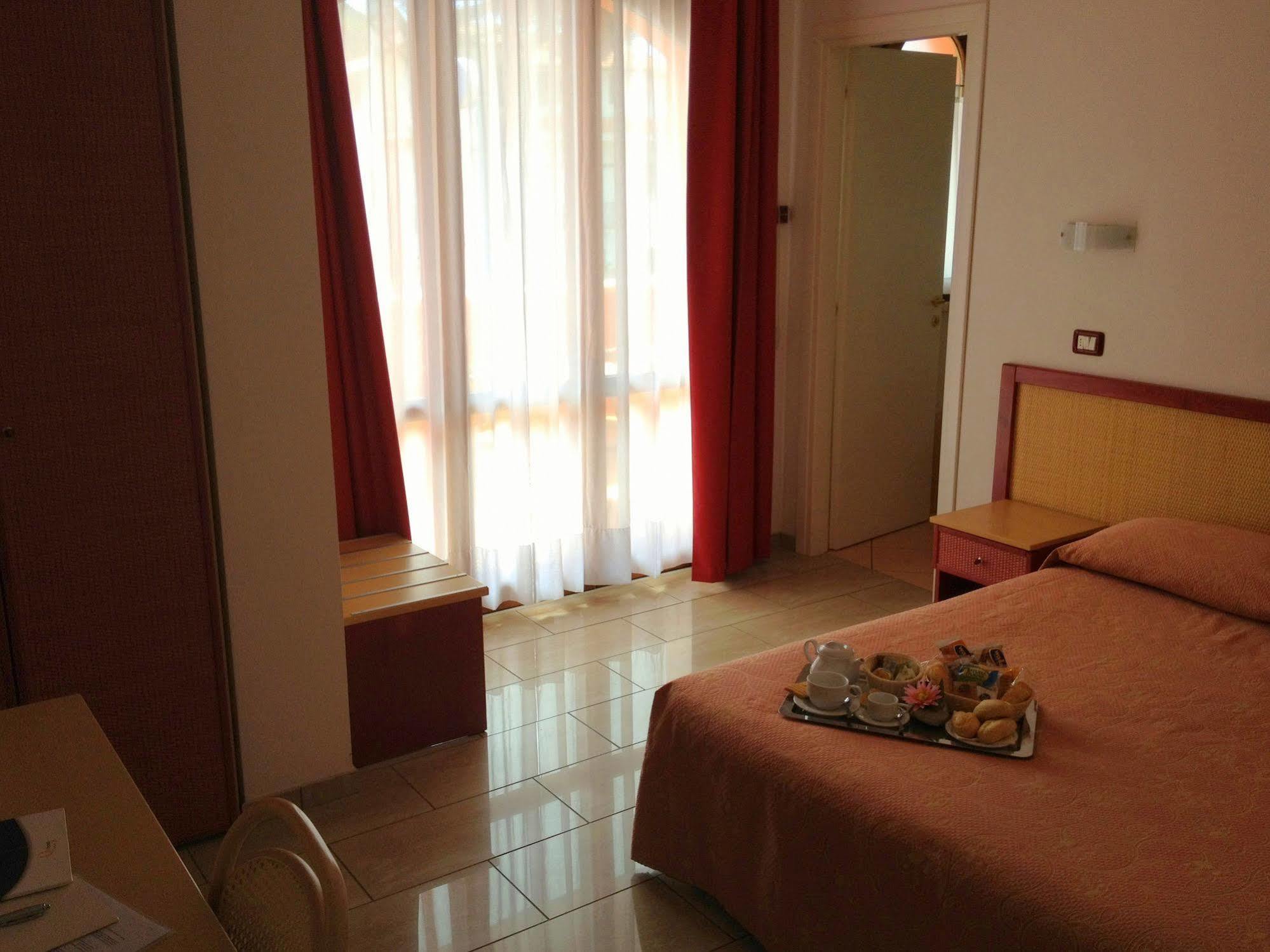Hotel Mistral Marina di Campo Exterior photo