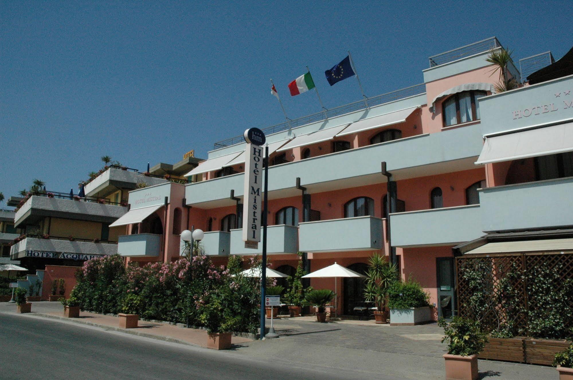 Hotel Mistral Marina di Campo Exterior photo