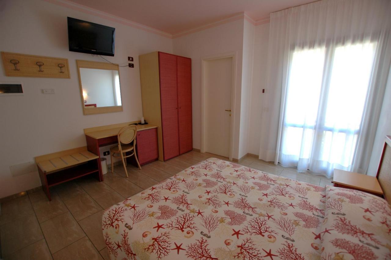 Hotel Mistral Marina di Campo Exterior photo